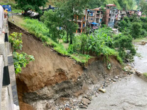 (Damage to the Maldhunga Bridge connecting Parbat and Baglung caused by erosion from the floodwaters of the Kaligandaki River. Photo: Navaraj Nepali)
