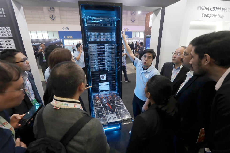(Visitors listen to the introduction of NVIDIA GB300 NVL72 AI server during the Hon Hai Tech Day (HHTD 25) at the Nangang Exhibition Center in Taipei, Taiwan, Nov. 21, 2025. (AP File Photo: Chiang Ying-ying)