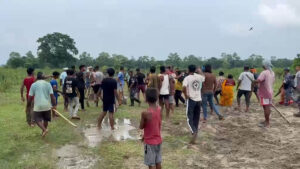 (Dispute between Indian security forces and the residents of Susta regarding a temporary embankment. Photo: Bikash Adhikari)