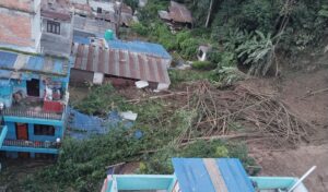(Fifteen houses damaged by a landslide in the New Road area of ​​Beni Bazaar. Photo: Amrit Prasad Paudel)