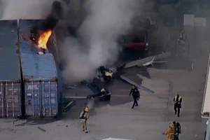 (In this still image provided by KABC-TV shows first responders work the scene after a helicopter crashed near a bus crash in Chatsworth, a neighborhood in Los Angeles, Tuesday, Sept. 15, 2026. Photo: KABC-TV via AP)