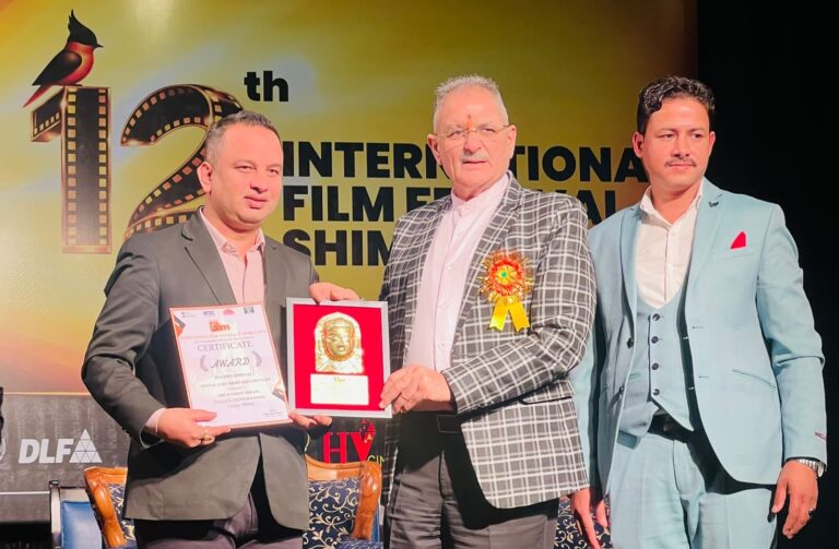 (Ganesh Pandey, director of 'The Everest Dream', receiving the award.)