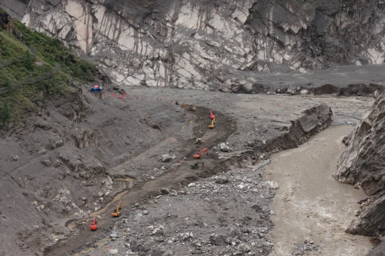 (In this photo released by Xinhua News Agency, rescuers use excavators to clear a road at the core area of the mudslide-hit Gyirong Port in Gyirong County, southwestern China's Tibet Autonomous Region, Wednesday, Sept. 2, 2026.  Photo: Tenzing Nima Qadhup-Xinhua via AP)