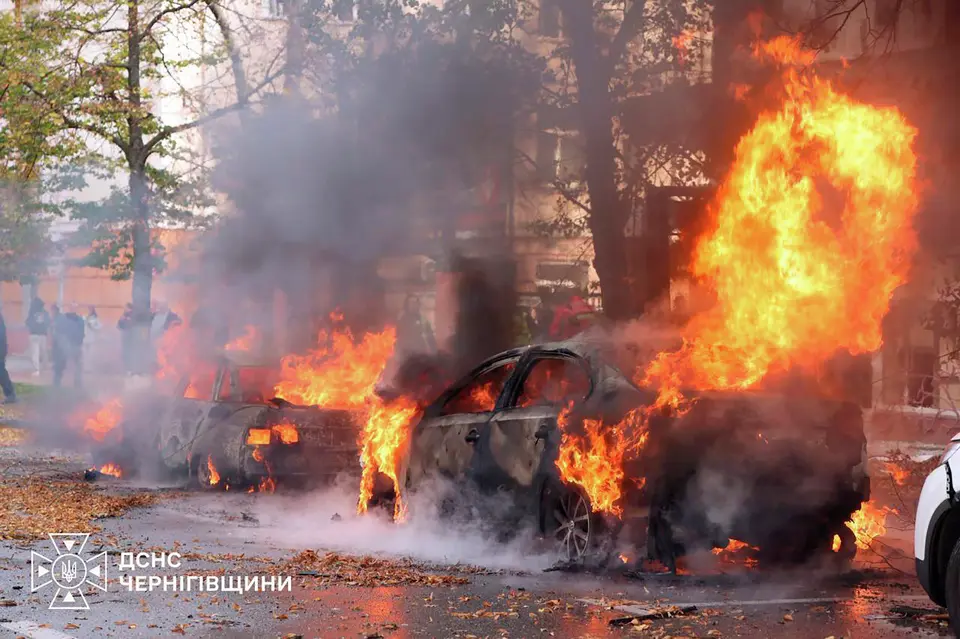 (In this photo provided by the Ukrainian Emergency Service, cars are on fire following a Russian air attack in Chernyhiv, Ukraine, Thursday, Oct. 29, 2026. Photo: Ukrainian Emergency Service via AP)