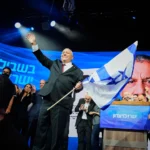 (Gadi Eisenkot, Leader of the Tashar Party after exit poll wave the supporters. Tel Aviv. Oct 28, 2026. Photo: Baz Ratner, AP)