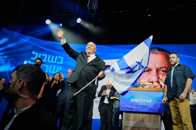 (Gadi Eisenkot, Leader of the Tashar Party after exit poll wave the supporters. Tel Aviv. Oct 28, 2026. Photo: Baz Ratner, AP)