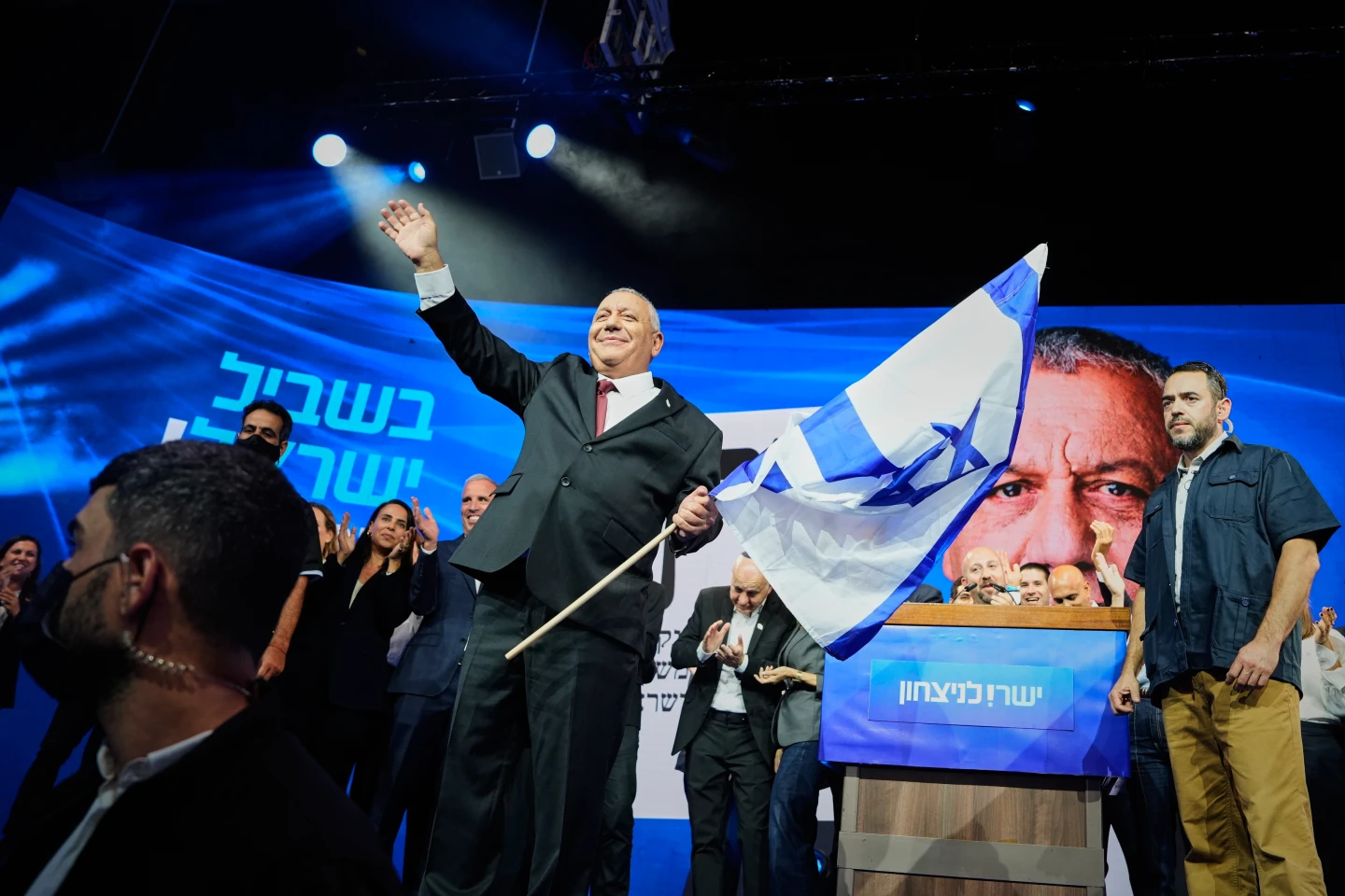 (Gadi Eisenkot, Leader of the Tashar Party after exit poll wave the supporters. Tel Aviv. Oct 28, 2026. Photo: Baz Ratner, AP)