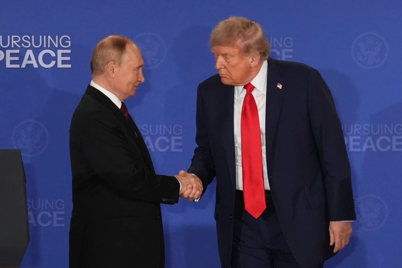 (President Donald Trump, right, shakes the hand of Russia’s President Vladimir Putin during a joint press conference at Joint Base Elmendorf-Richardson, Alaska, Aug. 15, 2025. (AP File Photo: Jae C. Hong)